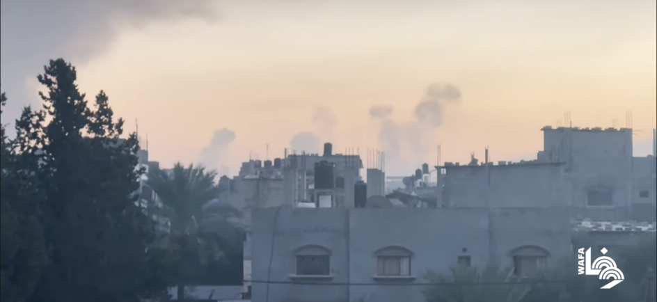 Smoke rises in Khan Yunis following the IDF attacks (Wafa YouTube channel, January 21, 2024)