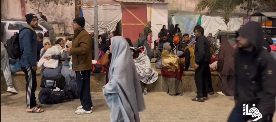 Panic among residents sheltered in the Nasser Hospital complex, who are preparing to evacuate (Wafa YouTube channel, January 22, 2024)