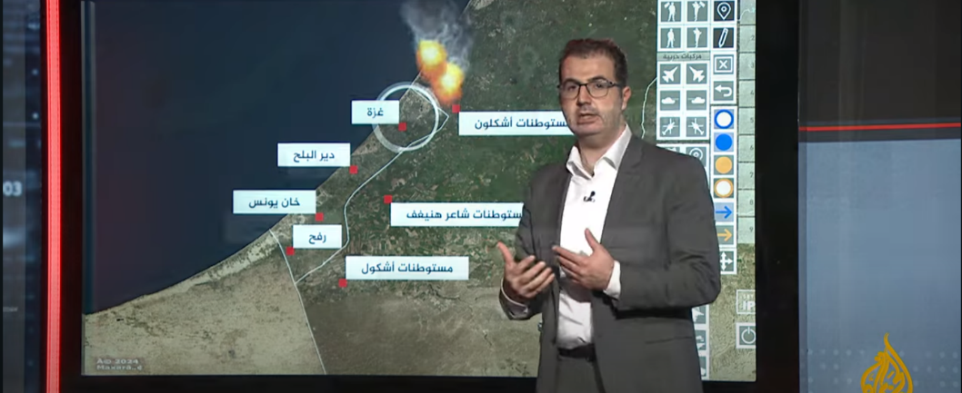 כתב ערוץ אלג'זירה מסביר באולפן אודות ירי הרקטות שבוצע מאזור עזה לעבר זיקים ואשקלון (ערוץ היוטיוב של אלג'זירה, 14 בפברואר 2024)