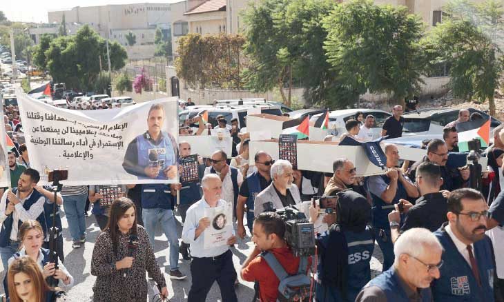 התהלוכה שארגן איגוד העיתונאים בראמאללה בה הונפו ארונות קבורה סמליים (אלקדס אלערבי, 7 בנובמבר 2023)