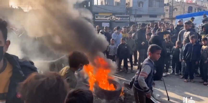 A demonstration in Rafah Center protesting prices in the markets (Wafa YouTube channel, February 28, 2024)