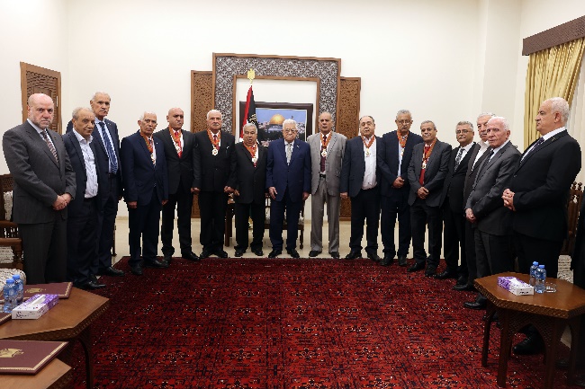 The ceremony held for the outgoing district governors in Mahmoud Abbas' office (Wafa, August 20, 2023)