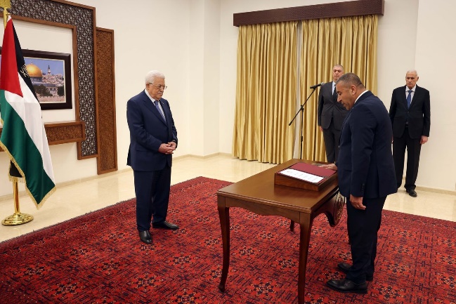 Khaled Dodin takes an oath of allegiance in Mahmoud Abbas' office in Ramallah (Mahmoud Abbas' Facebook page, March 9, 2024)