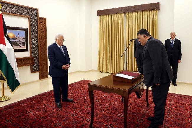 Kamal Abu al-Rub takes an oath of allegiance in Mahmoud Abbas' office in Ramallah (Mahmoud Abbas' Facebook page, March 9, 2024)