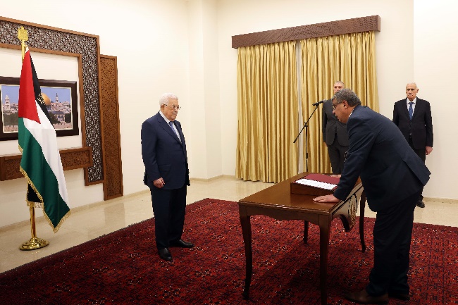 Ahmed al-As'ad takes an oath of allegiance in Mahmoud Abbas' office in Ramallah (Mahmoud Abbas' Facebook page, March 9, 2024)