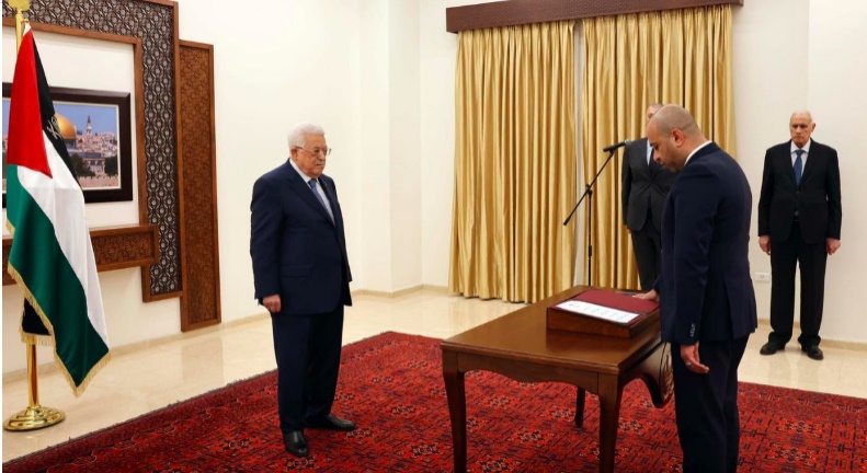 Hussein Hamail takes the oath of allegiance in Mahmoud Abbas' office in Ramallah (Facebook page of the governor of the Jericho district, March 9, 2024) 