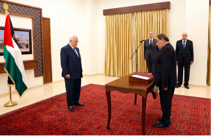 Muhammad Taha takes an oath of allegiance in the office of Mahmoud Abbas in Ramallah (Wafa, March 9, 2024) 