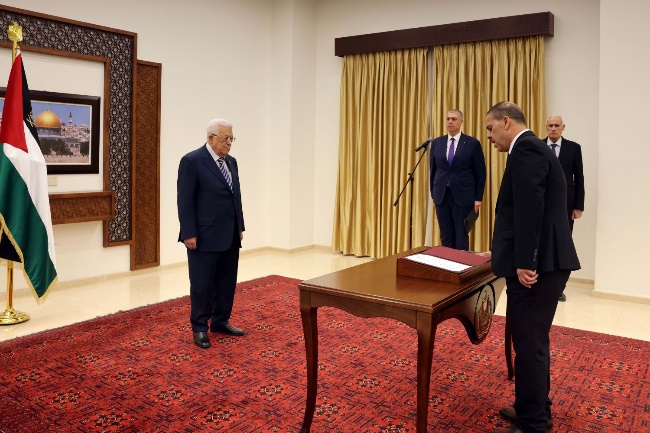 Mustafa Taqatqa takes an oath of allegiance in Mahmoud Abbas' office in Ramallah (Mahmoud Abbas' Facebook page, March 11, 2024) 