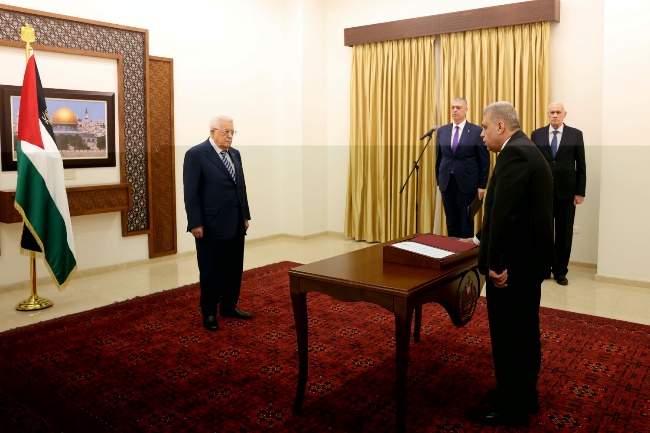 Husam Abu Hamda takes an oath of allegiance in Mahmoud Abbas' office in Ramallah (Mahmoud Abbas' Facebook page, March 11, 2024) 