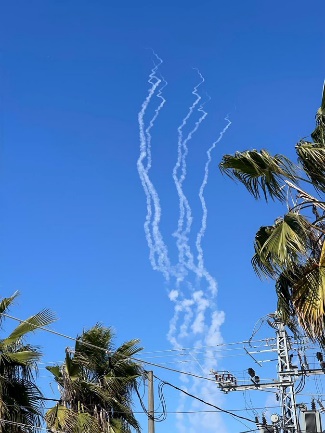 תיעוד של שיגור הרקטות מהרצועה לעבר אשדוד (חשבון X של PALINFO, 25 במרץ 2024)