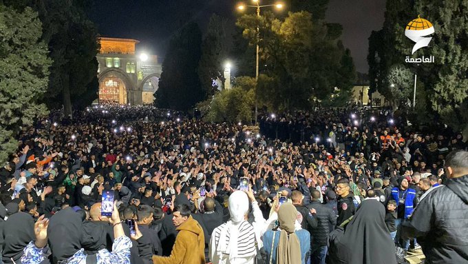  תצלומים מההפגנה לאחר התפילה ופיזורה בגז מדמיע (חשבון X "Tufan_Alaqsa", 6 באפריל 2024) 