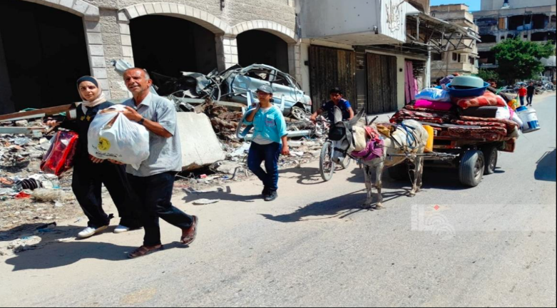 תושבים בג'באליא מתפנים לכיוון מרכז העיר עזה (ופא, 12 במאי 2024).