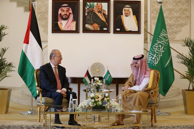 Muhammad Mustafa (left) with the Saudi Arabian foreign minister (Wafa, May 9, 2024)