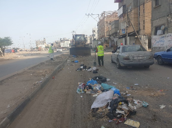  Rafah municipality crews remove trash in the west of the city (Rafah municipality Facebook page, May 19, 2024)