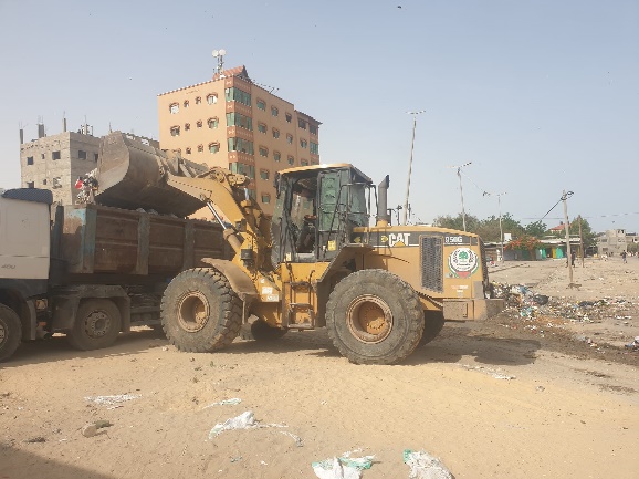  Rafah municipality crews remove trash in the west of the city (Rafah municipality Facebook page, May 19, 2024)