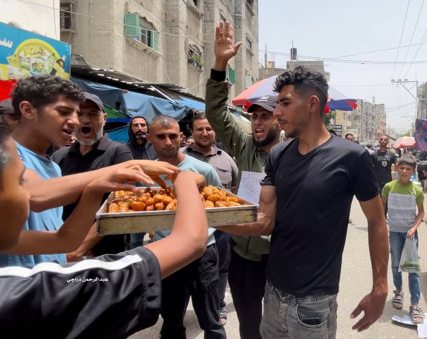 Distributing pastries in Rafah (Sheikh Majdi al-Mughrabi's X account, May 20, 2024)