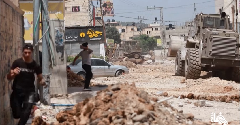 צעירים מיידים אבנים לעבר הכוחות במחנה הפליטים ג'נין (ערוץ היוטיוב של ופא, ופא, 21 במאי 2024)