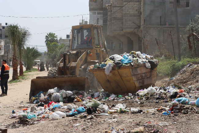 Garbage removal in the al-Nuseirat refugee camp (al-Nuseirat municipality Facebook page, June 13, 2024).