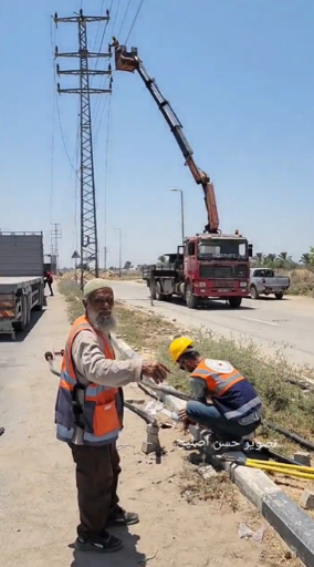 עובדי חברת החשמל בעבודות התיקון בדיר אלבלח (פלסטין און ליין, 2 ביולי 2024)