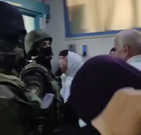 Residents in front of PA security forces during the attempted arrest at the hospital (Palestinian Communications Center Telegram channel, July 26, 2024)