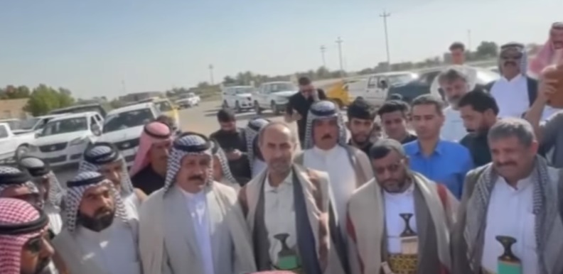 Abu Idris al-Sharafi (second from the right) with two representatives of the Houthis in Iraq, visits Iraqi tribesmen (al-Hadath, July 16, 2024)