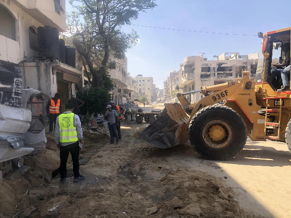 Repairing the drains in Khan Yunis (Khan Yunis municipality Facebook page, September 29, 2024)