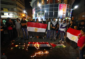 Démonstration de solidarité de l'Autorité Palestinienne avec l'Égypte : de jeunes Palestiniens organisent une veille à la lueur de bougies au Centre de Ramallah en mémoire des soldats égyptiens tués par des terroristes (Agence de presse Wafa, 8 août 2012)