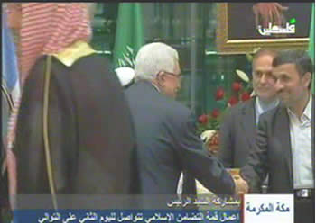 Mahmoud Abbas drückt Ahmedinajad die Hand während des ausserordentlichen Gipfeltreffens in Mekka (Palestine TV, 14. August 2012)