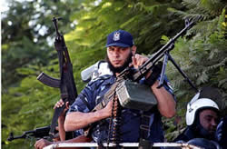 Hamas security force operative displays his weapon (Picture from the Filastin al-'Aan website, September 1, 2012).