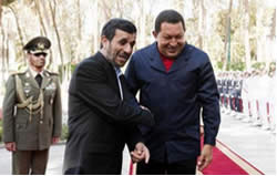 El presidente de Irán, Ahmadinejad durante su visita a Venezuela en enero de 2012 en compañía del presidente de Venezuela, Hugo Chávez (www. Almanar.com. lb).