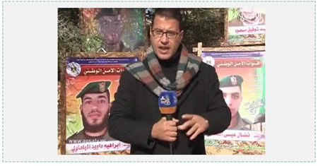 Correspondant de la chaîne télévision Al-Aqsa du Hamas couvrant l'exercice militaire organisé à l'occasion de la fin de la formation des forces de sécurité nationale. Derrière lui, à gauche, on aperçoit une photo d'Ibrahim Abd al-Fattah al-Bala'awi, membre de la sécurité nationale et des Brigades Izz al-Din al-Qassam, tué dans l'Opération Bordure Protectrice (Télévision Al-Aqsa, Décembre 2014)